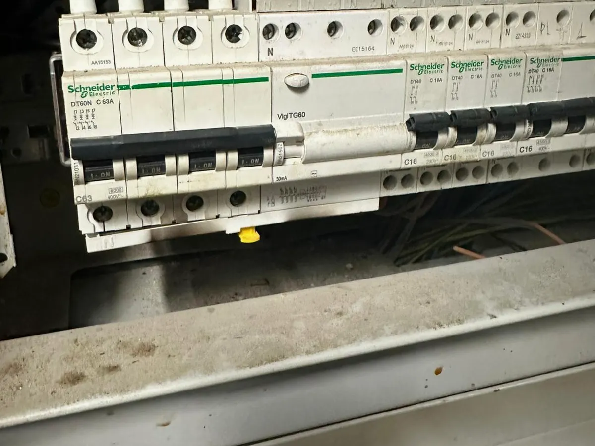 Artisan électricien au travail à Paris